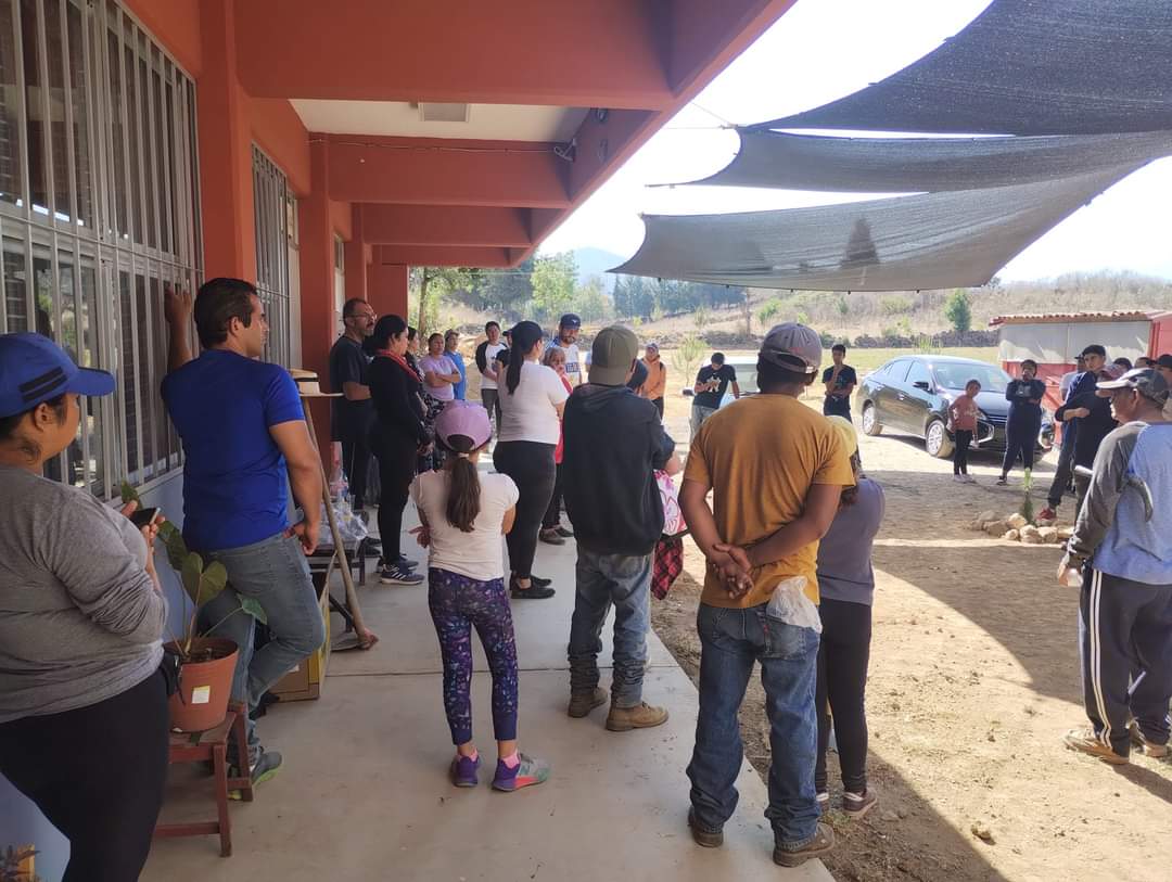 Estudiantes ponen manos a la obra para limpiar el Cecytem Huecorio